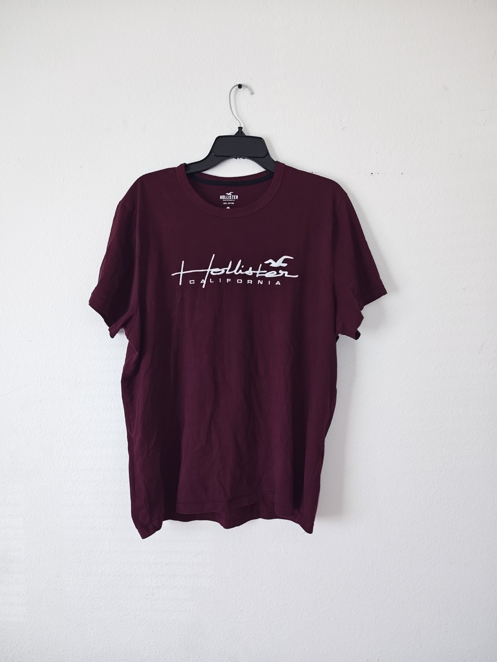 Hollister Men's Script Logo Tee in Maroon